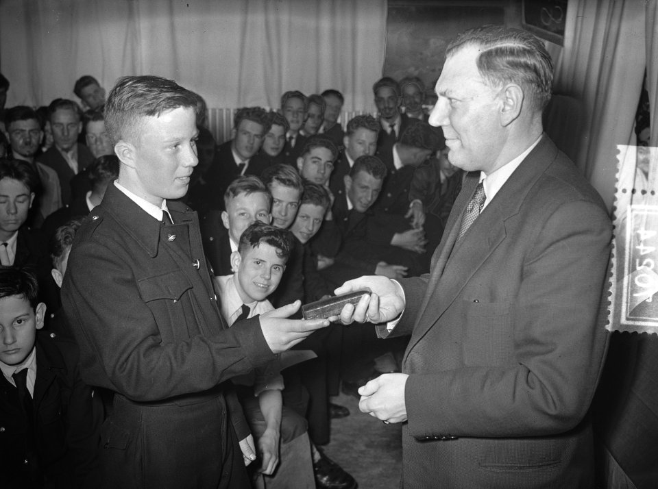 Uitreiking horloge van Carnegie Helden Fonds aan Gerrit Nieuwenburg door burgeme, Bestanddeelnr 907-0244