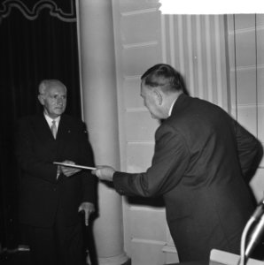 Uitreiking Albert Schweitzerprijs , uitgereikt aan de heer J de Bruin (rechts) , Bestanddeelnr 915-9585