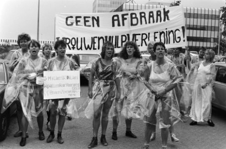 Uitgeklede vrouwen protesteren tegen regeringsbeleid bij ZAO in Amsterdam zuid, Bestanddeelnr 933-7774
