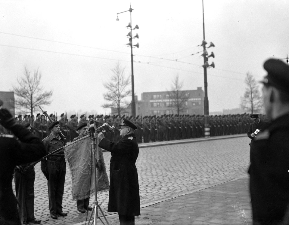 Uitreiking onderscheiding aan mariniers, Bestanddeelnr 901-9680