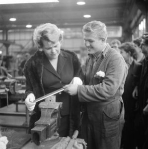 Uitreiking 3000 culturele jeugdpaspoort. De operazangeres Annie Delorie en Elzo , Bestanddeelnr 913-0063 photo