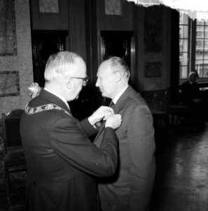 Uitreiking lintjes door burgemeester mr. G. E. van Walsum te Rotterdam, Bestanddeelnr 934-6313
