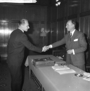 Uitreiking jaarlijkse Texprijs door dr H L Schroder aan G H Abeln en J Pij, Bestanddeelnr 913-5022
