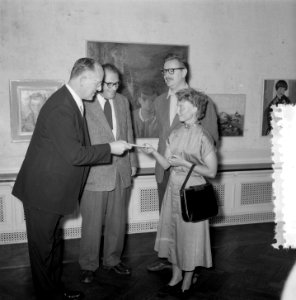 Uitreiking J. Marisprijs Den Haag , Co Westerik , burgemeester Schokking , W. Hu, Bestanddeelnr 907-2583