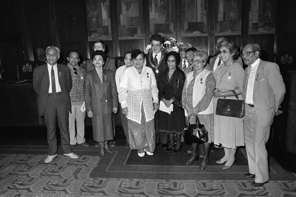 Uitreiking herdenkingspenning aan Zuid-Molukkers groepsfoto met de Amsterdamse…, Bestanddeelnr 933-8795