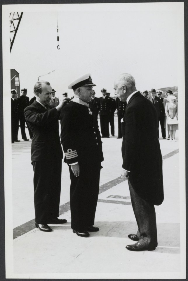 Uitreiken van een koninklijke onderscheiding aan een marine officier op een schi, Bestanddeelnr 17 50