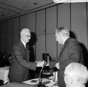 Uitreiking legpenning A. W. Groote Fonds , dr. W. Dre overhandigt de penning m, Bestanddeelnr 917-3214