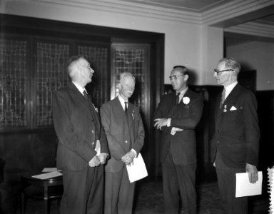 Uitreiken van de zilveren anjers door Prins Bernhard te Amsterdam. V.l.n.r. J.H, Bestanddeelnr 909-6592