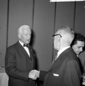 Uitreiking A.W. Groote-prijs. Prijswinnaar A. van Veen wordt gefeliciteerd door , Bestanddeelnr 918-6536