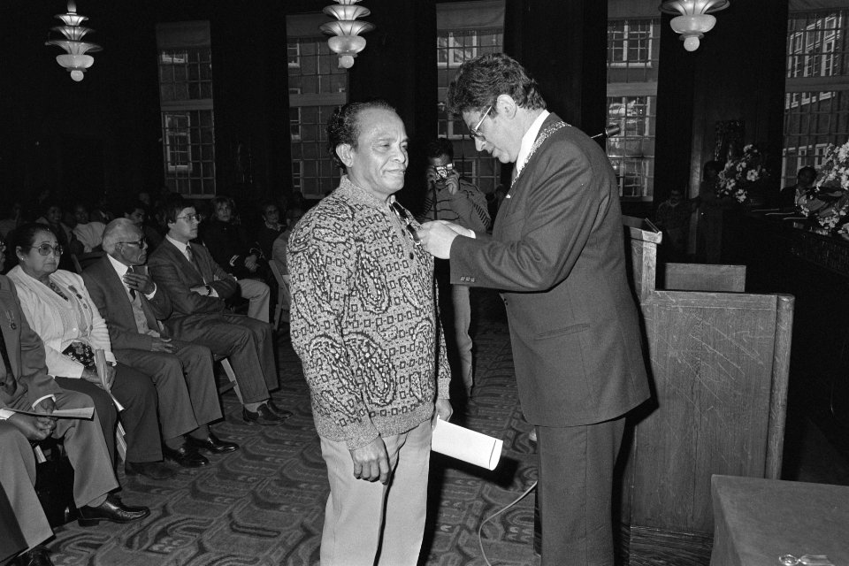 Uitreiking herdenkingspenning aan Zuid- Molukkers burgemeester Van Thijn speldt, Bestanddeelnr 933-8796