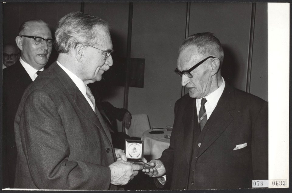 Uitreiking A.W. Groote-prijs. Llaatste officiële daad van dr. W. Drees. In het H, Bestanddeelnr 079-0693