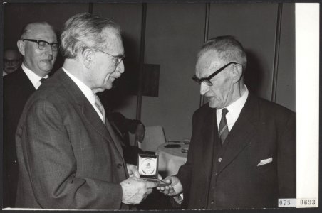 Uitreiking A.W. Groote-prijs. Llaatste officiële daad van dr. W. Drees. In het H, Bestanddeelnr 079-0693