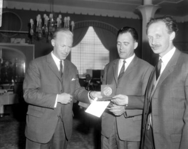 Uitreiking ANWB-prijzen te Den Haag , Dolf Toussaint (r) ontvangt prijs (boek De, Bestanddeelnr 919-2219