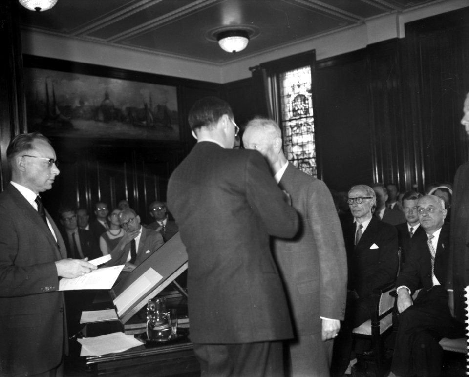 Uitreiken van de zilveren anjers door Prins Bernhard te Amsterdam Prins Bernhar, Bestanddeelnr 909-6586