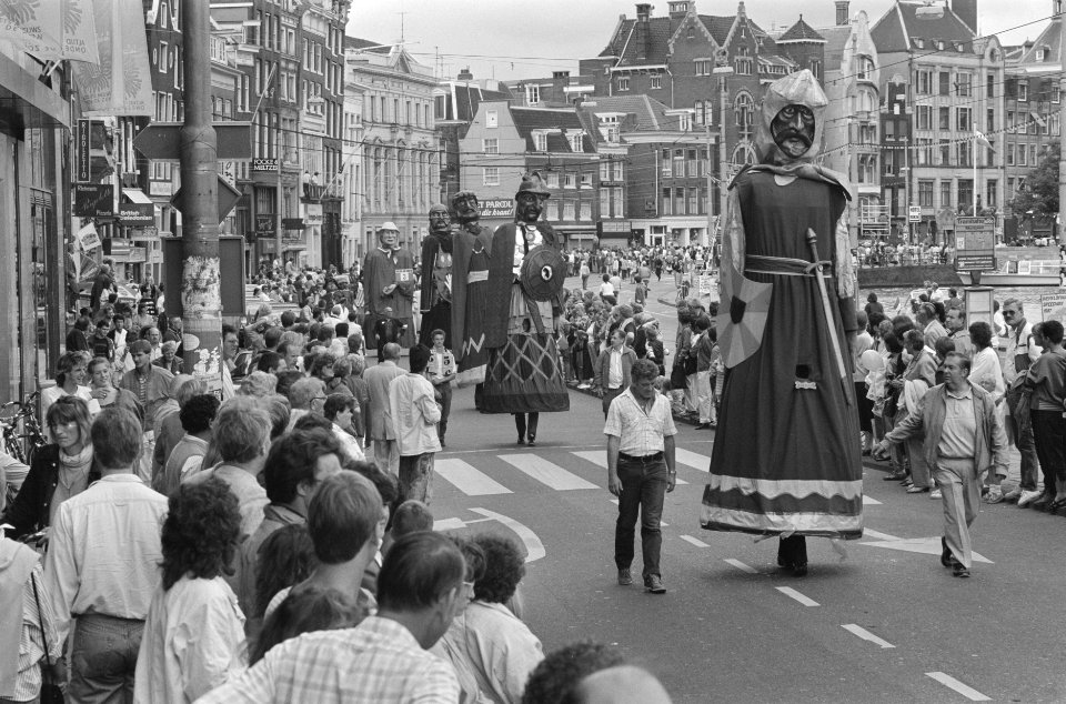 Uitmarkt in Amsterdam grote drukte optocht Vlaamse reuzen, Bestanddeelnr 934-0617
