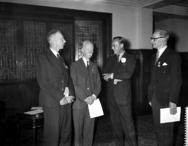 Uitreiken van de zilveren anjers door Prins Bernhard te Amsterdam. V.l.n.r. J.H, Bestanddeelnr 909-6591