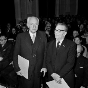 Uitreiking Albert Schweitzerprijs , uitgereikt aan de heer J de Bruin (rechts) , Bestanddeelnr 915-9584
