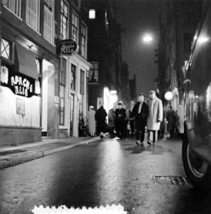 Uitgaanspubliek op de Zeedijk te Amsterdam, Bestanddeelnr 907-5549