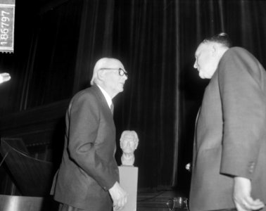 Uitreiking Albert Schweitzerprijs , links Peter Alma, Bestanddeelnr 918-6797