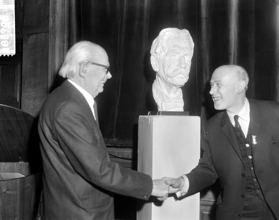 Uitreiking Albert Schweitzerprijs , aan links Peter Alma (kunst) en rechts prof., Bestanddeelnr 918-6798