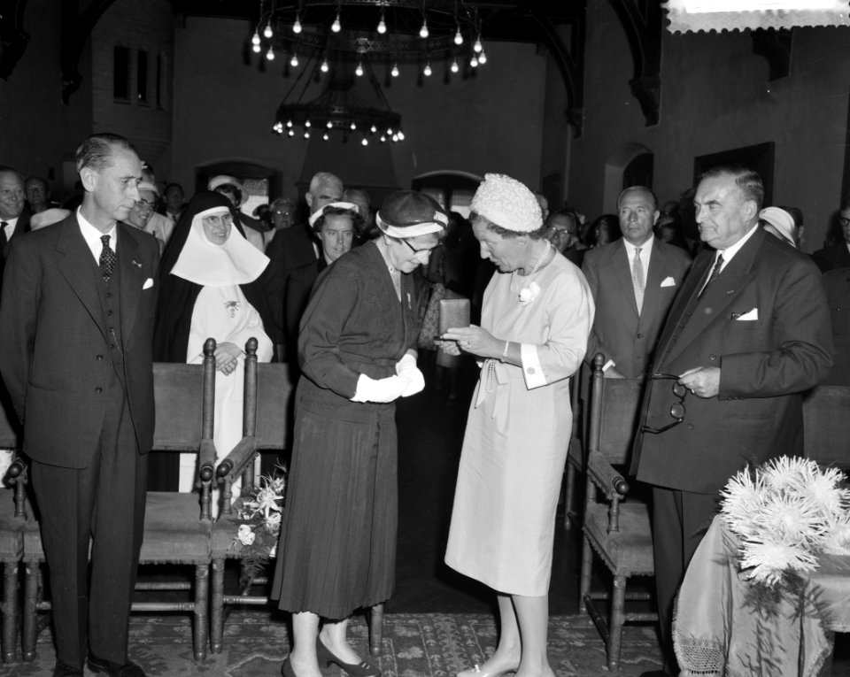 Uitreiken van de Florence Nightingalemedaille door koningin Juliana (r) aan zr. , Bestanddeelnr 910-6043