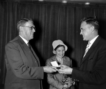 Uitreiking Agricola-medaille Professor Brandsma en dr Verbraak, Bestanddeelnr 913-1931