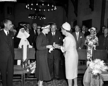 Uitreiken van de Florence Nightingalemedaille door koningin Juliana aan zr AE, Bestanddeelnr 910-6044