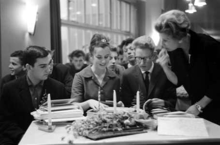 Uitreiking 7500e Cultureel Jeugdpaspoort in gebouw van GEB te Amsterdam R Plat, Bestanddeelnr 913-2951