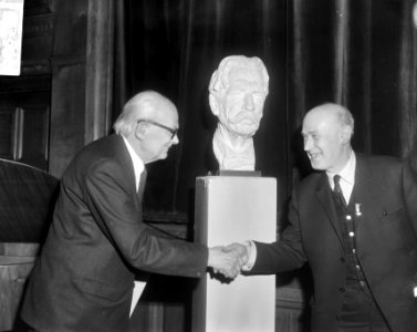 Uitreiking Albert Schweitzerprijs , aan links Peter Alma (kunst) en rechts prof., Bestanddeelnr 918-6795