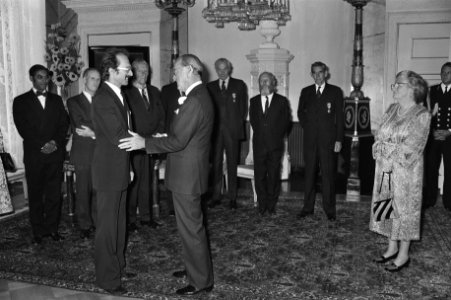Uitreiking aan een van de andere geridderden, Bestanddeelnr 930-4429
