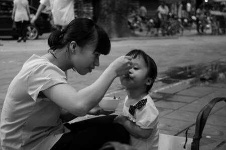 Feed on the road mother-child