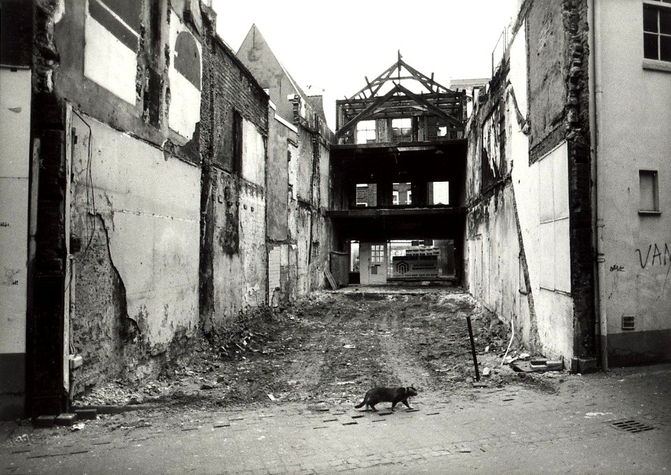 Uitgebrand pand tussen de Grote Houtstraat 136 en de Gierstraat. Aangekocht van United Photos de Boer bv. - Negatiefnummer 28501 K 6-15. - Gepubliceerd in het Haarlems Dagblad van 21.12.1987