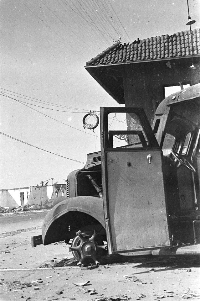 Uitgebrande autobus voor een vernield gebouw, Bestanddeelnr 52-3-5