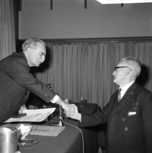 Uitreiking A.W. Groote-prijs. Laatste officiële daad van dr. W. Drees. In het Hi, Bestanddeelnr 918-6539