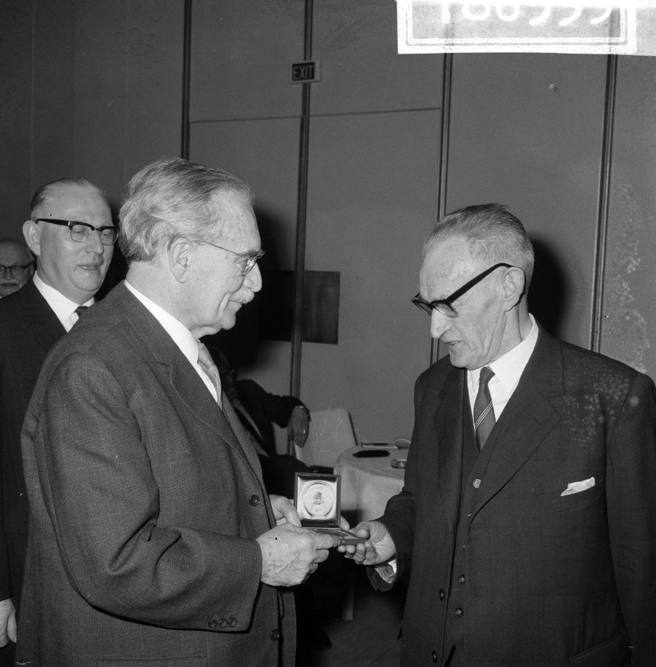 Uitreiking A.W. Groote-prijs. Laatste officiële daad van dr. W. Drees. In het Hi, Bestanddeelnr 918-6535