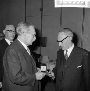 Uitreiking A.W. Groote-prijs. Laatste officiële daad van dr. W. Drees. In het Hi, Bestanddeelnr 918-6535