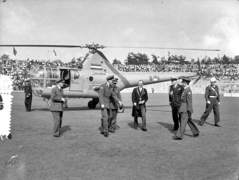 Uitreiking Gala-uniform door Prins Bernhard tegenwoordigd, Bestanddeelnr 905-8039