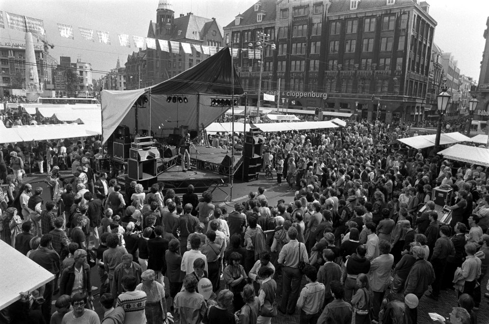 Uitmarkt in Amsterdam overzicht boekenmarkt op Dam, Bestanddeelnr 932-2986