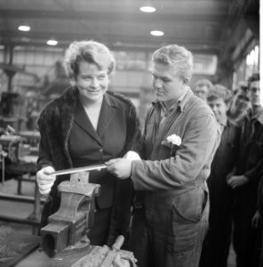 Uitreiking 3000 culturele jeugdpaspoort. De operazangeres Annie Delorie en Elzo , Bestanddeelnr 913-0059