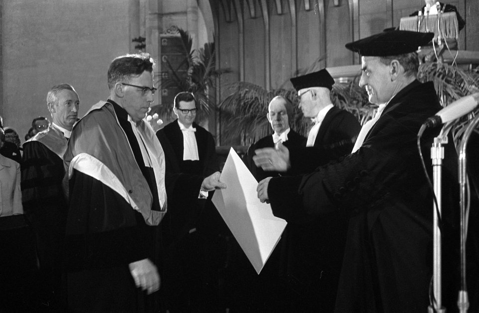 Uitreiking eredoctoraten in Rijksuniversiteit Utrecht ds. W. Barnard (l) ontvang, Bestanddeelnr 919-0462