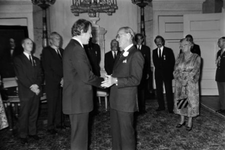 Uitreiking aan een van de andere geridderden, Bestanddeelnr 930-4430
