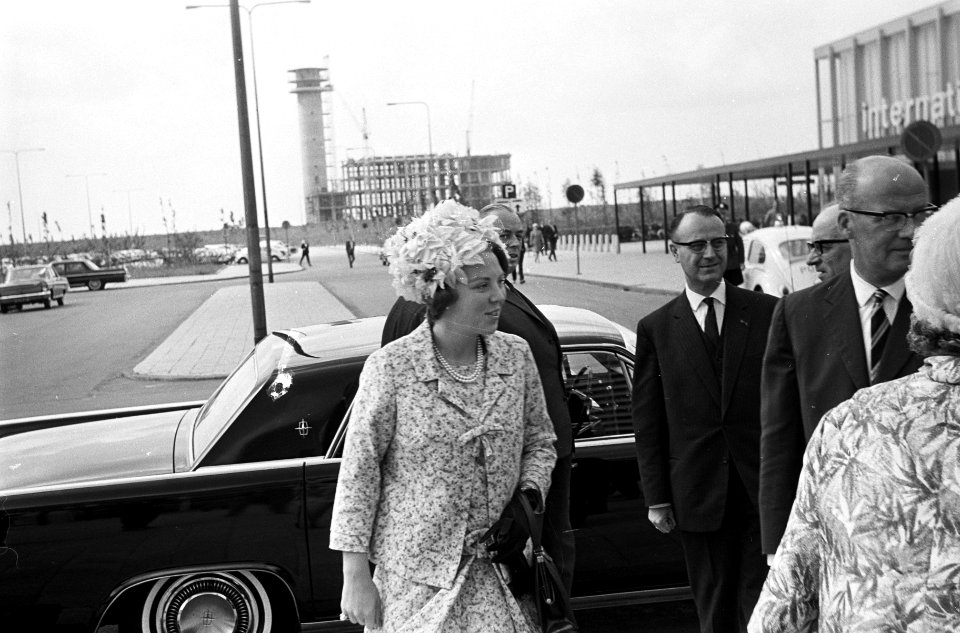 Uitreiking Erasmusprijzen in Congresgebouw, aankomst Prinses Beatrix bij Congres, Bestanddeelnr 917-8989