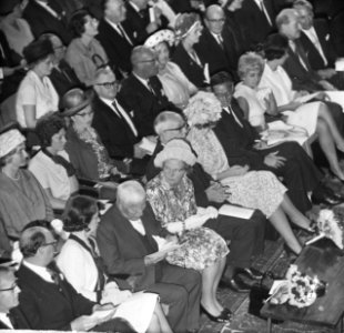 Uitreiking Erasmusprijzen in Congresgebouw, v.l.n.r. Sir Peter Garran, mevrouw C, Bestanddeelnr 917-8987