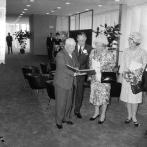 Uitreiking Erasmusprijzen in Congresgebouw, na de uitreiking v.l.n.r. Chaplin, P, Bestanddeelnr 917-8983