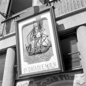 Uithangbord In dhalve maen in Volendam, Bestanddeelnr 254-3831