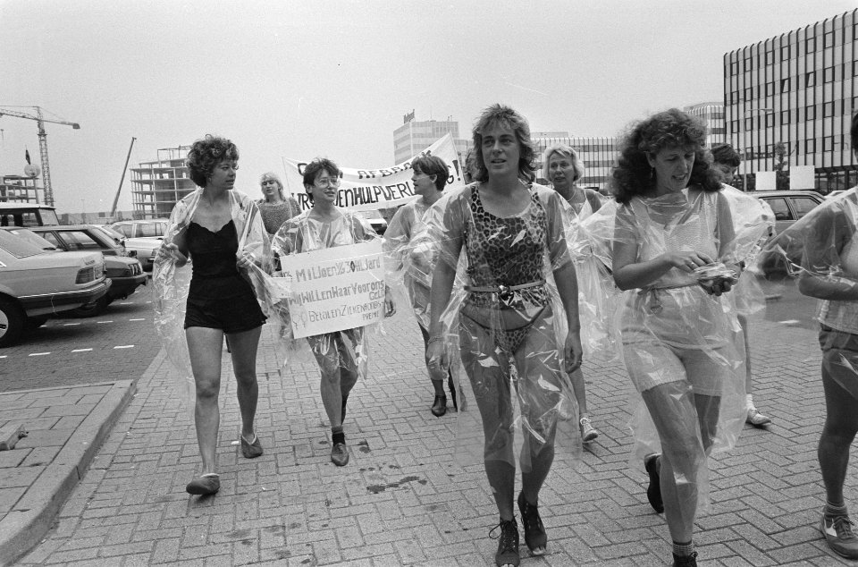 Uitgeklede vrouwen protesteren tegen regeringsbeleid bij ZAO in Amsterdam zuid, Bestanddeelnr 933-7775