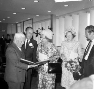 Uitreiking Erasmusprijzen in Congresgebouw, na de uitreiking v.l.n.r. Chaplin, P, Bestanddeelnr 917-8981