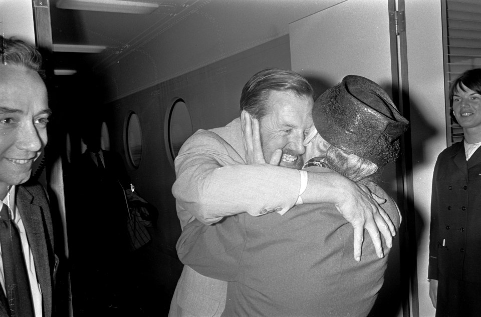 Uitgewezen journalist Frans van Hasselt terug uit Griekenland, hier met moeder, Bestanddeelnr 920-3124