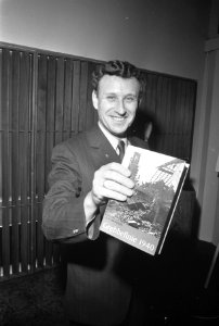 Uitgeverij Hollandia, introduceert boek Grebbelinie 1940 Amsterdam, auteur E …, Bestanddeelnr 925-1075