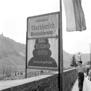 Uithangbord voor Hotel Ritter Götz met reclame voor de wijn Kröver Nacktarsch, o, Bestanddeelnr 254-3882